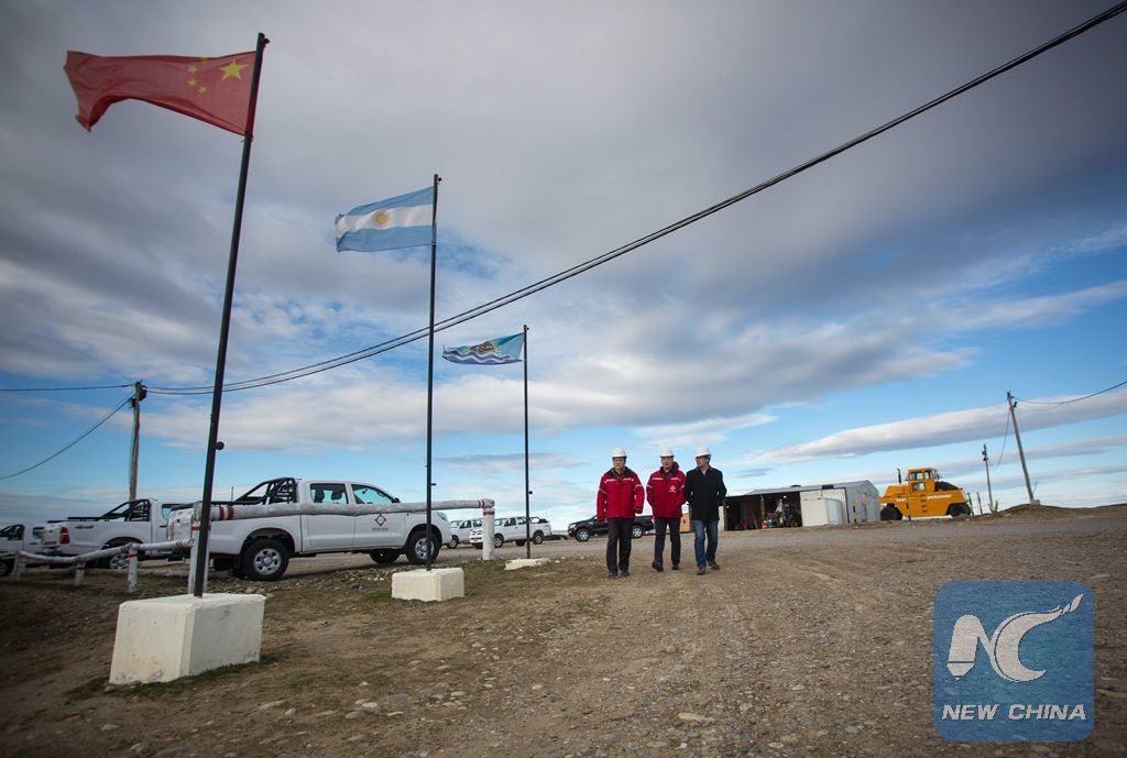 Chinese engineers of the Gezhouba enterprise, Ni Si Ping (L), Guo Cui Zhi (C), and Yao Xiao Guo (R) react in the Piedra Buena workroom, in the city of Comandante Luis Piedra Buena, in Santa Cruz province, 3000km from the city of Buenos Aires, capital of Argentina, on Sept. 2, 2015. © Xinhua/Martin Zabala