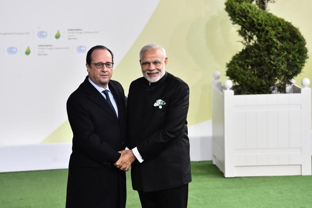 Indian Prime Minister Narendra Modi (right) with his French counterpart Francois Hollande at the climate change conference. Photo: AP