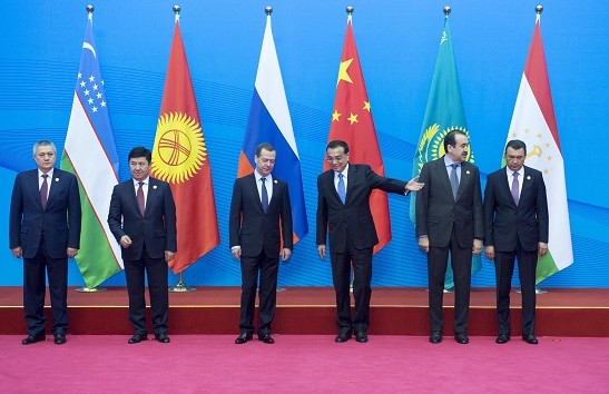 Chinese Premier Li Keqiang (3rd R) and Russian Premier Dmitry Medvedev (4th R) pose for a group photo with other participants of the 14th prime ministers’ meeting of the Shanghai Cooperation Organization (SCO) in Zhengzhou, capital of central China’s Henan Province, Dec. 15, 2015. © Xinhua