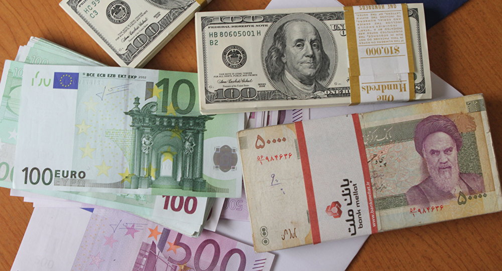 Iran is moving forward to get rid of the US dollar as a means of payment, independent researcher Timothy Alexander Guzman points out, adding that Washington has obviously shot itself in the foot by imposing sanctions on Moscow and Tehran. © AFP / ATTA KENARE