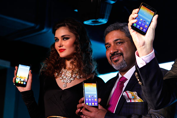 Amar Babu (right), chairman of Lenovo India, stands together with a model at the launching ceremony of Lenovo Vibe X smartphone in New Delhi.[Photo/Agencies]