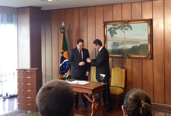 Joaquim Levy (right) passes the badge of the Finance Ministry to new Brazilian Finance Minister Nelson Barbosa in Brasilia on 21 December 2015 [Image: fazenda.br]