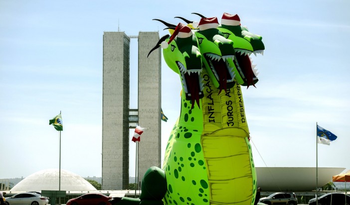 Three headed “dragon claus” set up as a protest in front of Brazilian Congress to represent high inflation, unemployment and interest rates © Marcelo Camargo/AgBr.