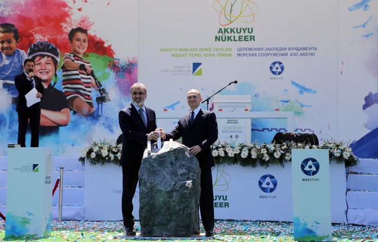 Turkey's Minister of Energy and Natural Resources Taner Yildiz and Rosatom CEO Sergey Kiriyenko in Mersin, Turkey, 2015 © EPA/ANIL BAGRIYANIK/ANADOLU AGENCY