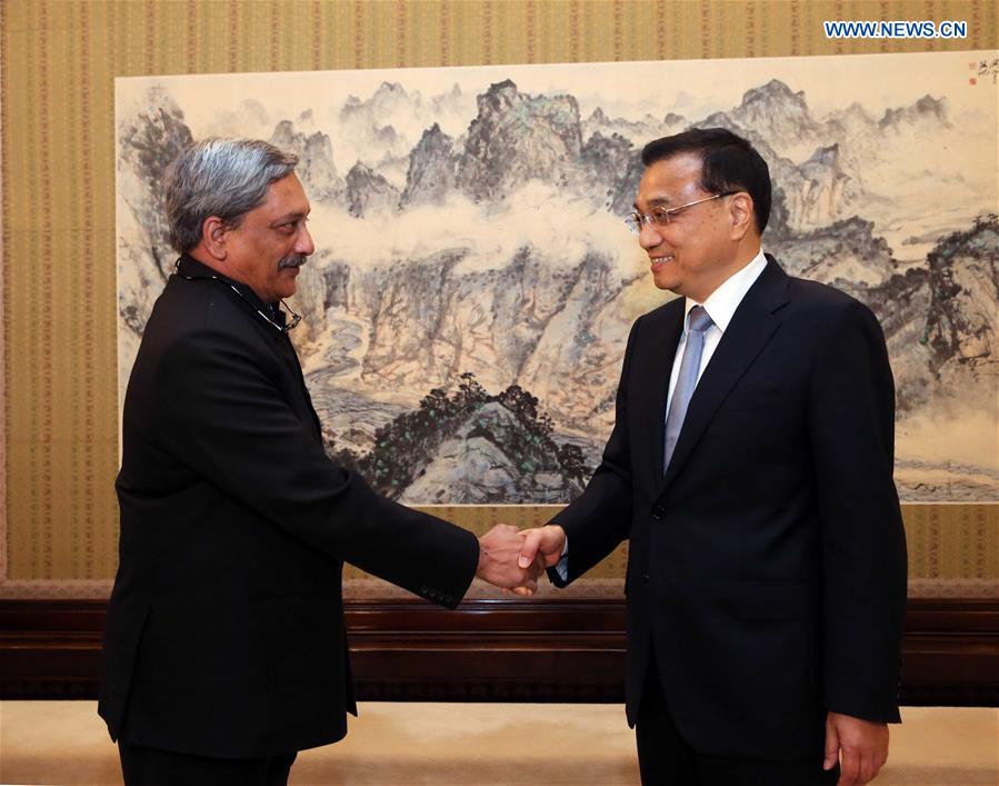 Chinese Premier Li Keqiang (R) meets with Indian Defense Minister Manohar Parrikar in Beijing, capital of China, April 19, 2016. Photo: Xinhua