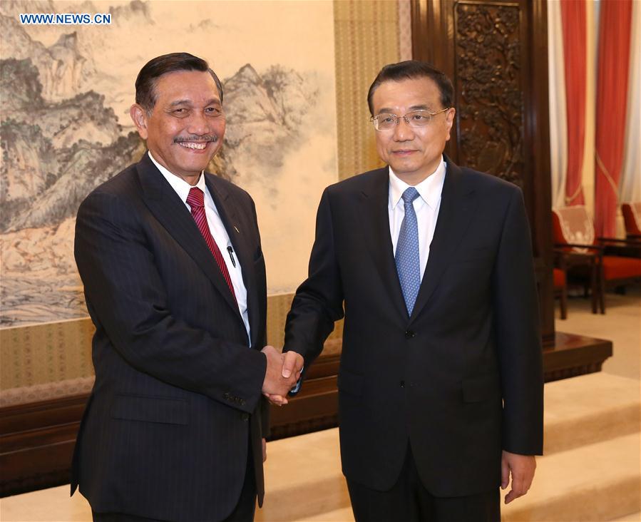 Chinese Premier Li Keqiang (R) shakes hands with Luhut Panjaitan, Indonesian Coordinating Minister for Political, Law and Security Affairs, in Beijing, capital of China, April 27, 2016. (Xinhua/Pang Xinglei)