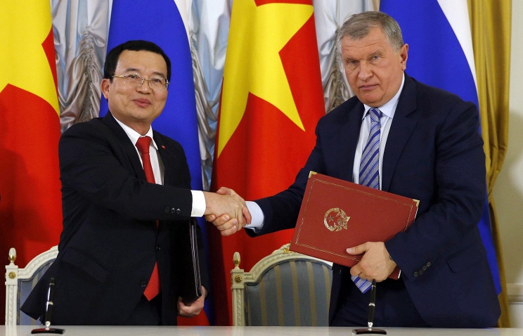 PetroVietnam President & CEO Nguyen Quoc Khanh and Rosneft CEO Igor Sechin © Dmitry Astakhov/Russian Government Press Office/TASS