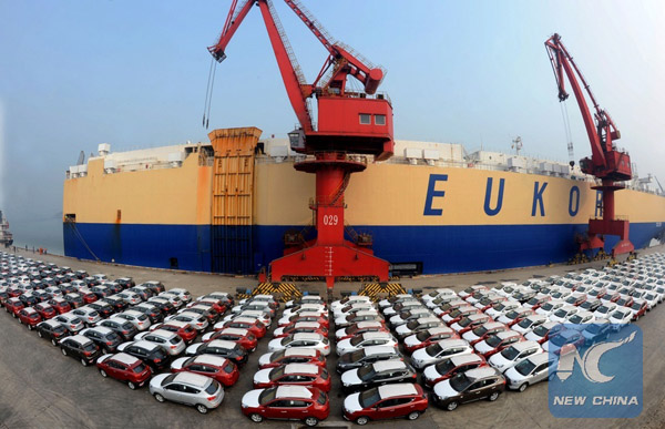A total of 350 vehicles are to be loaded on a cargo ship for export at a port in Lianyungang, east China's Jiangsu Province, Jan. 9, 2016. (Xinhua/Wang Chun)