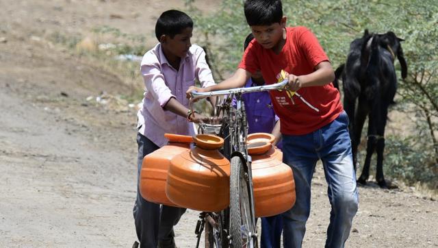 Two boys fetch water from a borewell about 3 km from their home from Taka Village, Masurdi in Latur, Maharashtra. China has offered a technology to India to artificially induce rain in the drought-hit state. (Hindustan Times)