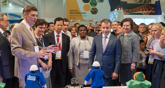 The Minister of Communications and Mass Media Nikolai Nikiforov (C) at the the BRICS international IT Forum. Source:Press photo