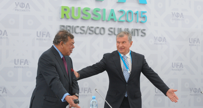 Shashi Ruia, chairman and co-founder of Essar Group, left, and Igor Sechin Rosneft CEO. Source:BRICS2015.ru