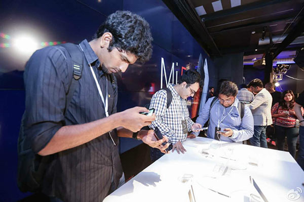 Indian customers experience the Mi 5, Xiaomi's latest flagship devices on March 31, 2016.