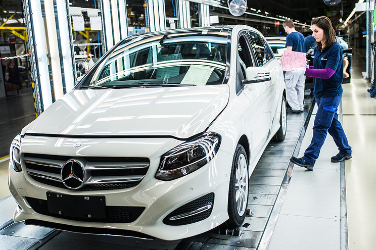 epa05282647 A newly assembled Mercedes B-Class cars on the assembly line in the car manufacturing plant of Mercedes-Benz Manufacturing Hungary Kft. after the foundation stone laying ceremony of the new compact car chassis manufacturing factory in Kecskemet, 85 kms southeast of Budapest, Hungary, 29 April 2016. EPA/SANDOR UJVARI HUNGARY OUT