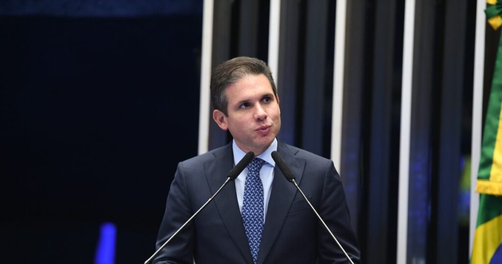 Bastidores: Hugo Motta ‘segura a onda’ da oposição, veta urgência do IOF e dá respiro a Haddad