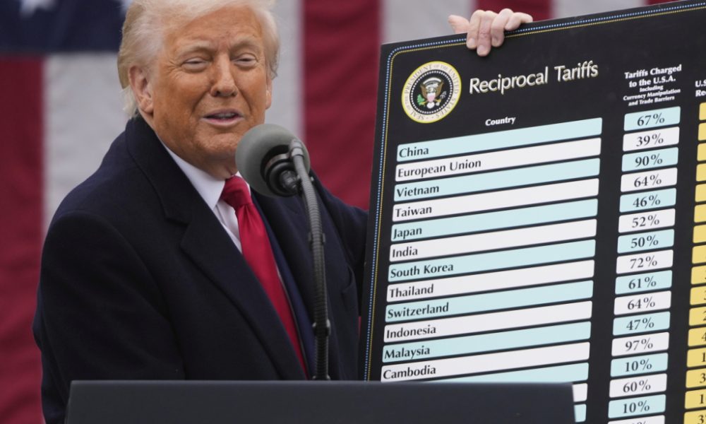 Trump annonce au moins 25% de surtaxe douanière pour 14 pays