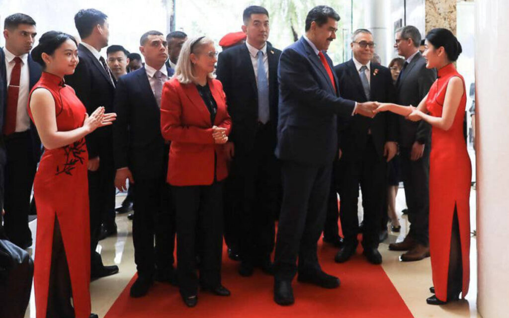 Nicolás Maduro visita China em busca de apoio econômico