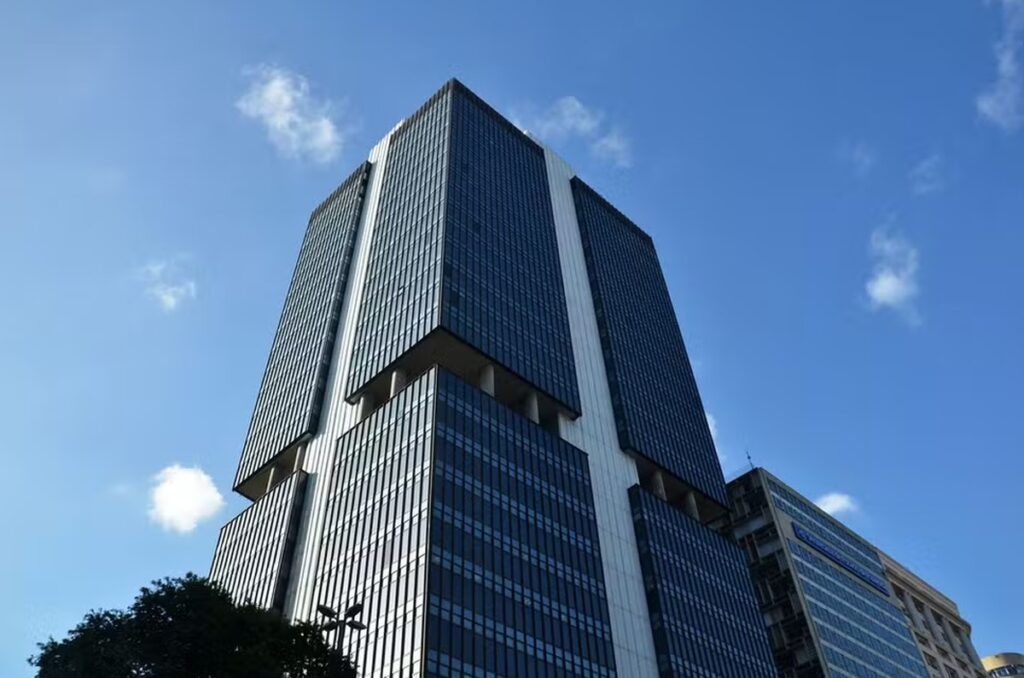 Paes diz que conversou com Haddad para manter sede da Susep no Rio