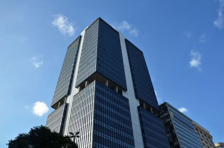 Paes diz que conversou com Haddad para manter sede da Susep no Rio