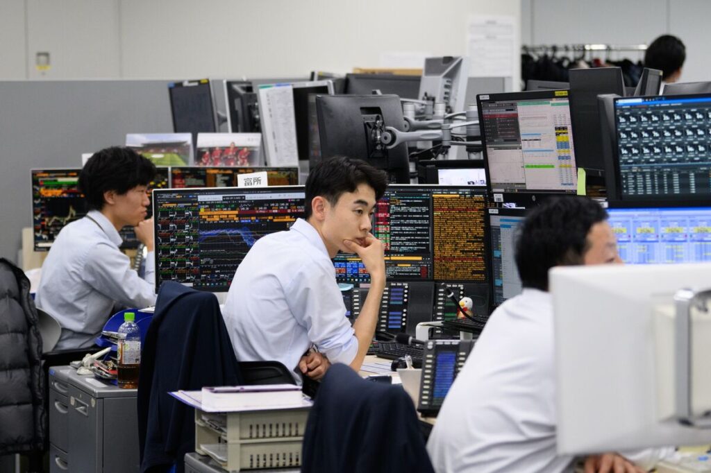 【日本市況】超長期債が大幅安、財政悪化を警戒－円は下落し株も安い