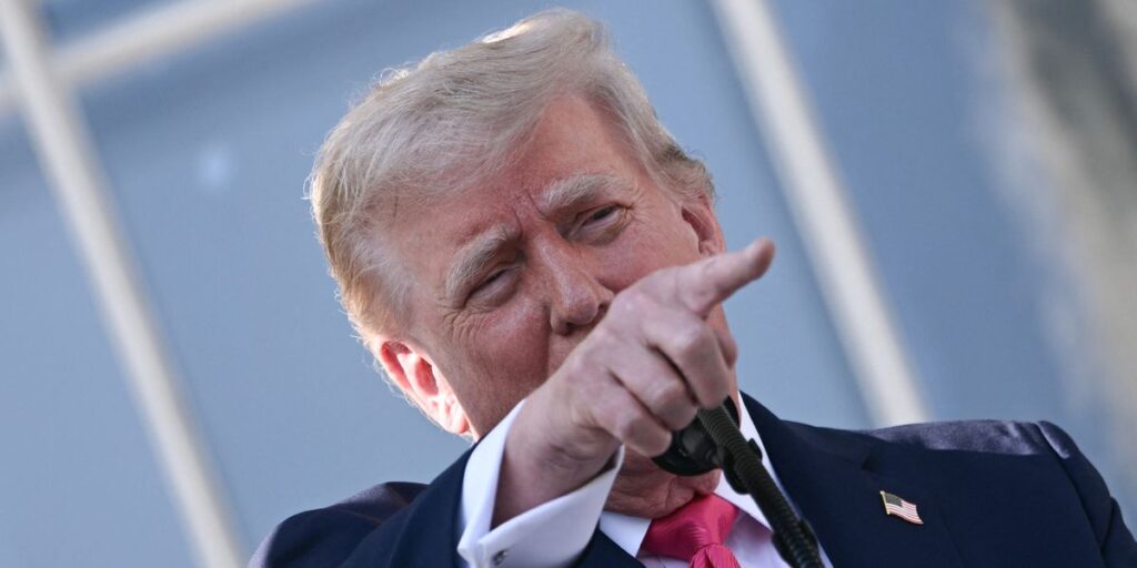 Droits de douane: Trump menace les pays alignés avec les Brics