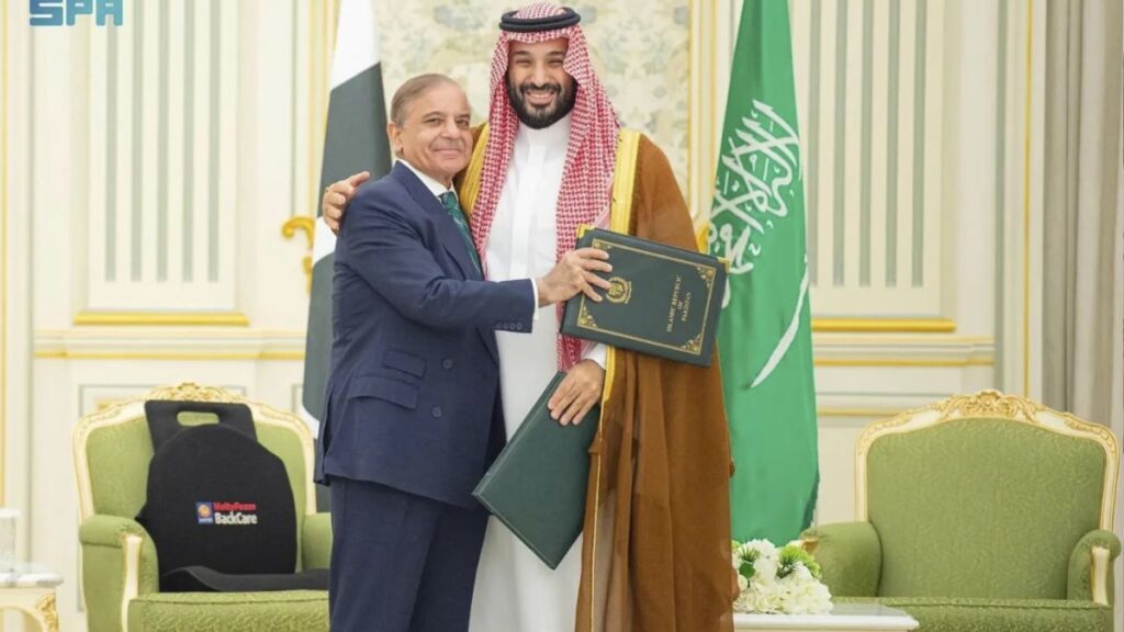 सऊदी अरब के साथ रक्षा समझौते पर पाकिस्तान का नया बयान, परमाणु हथियारों की उपलब्धता पर कही ये बात