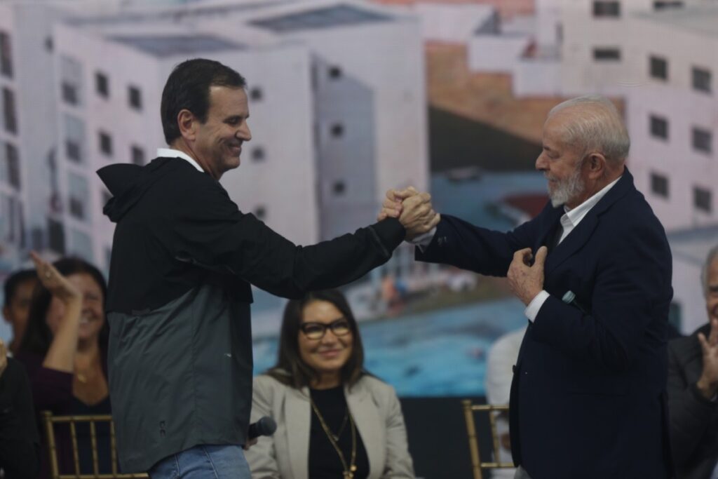 Lula brinca com Paes sobre pedidos para o Rio: 'Pega dinheiro todo dia e quer que eu devolva a capital'