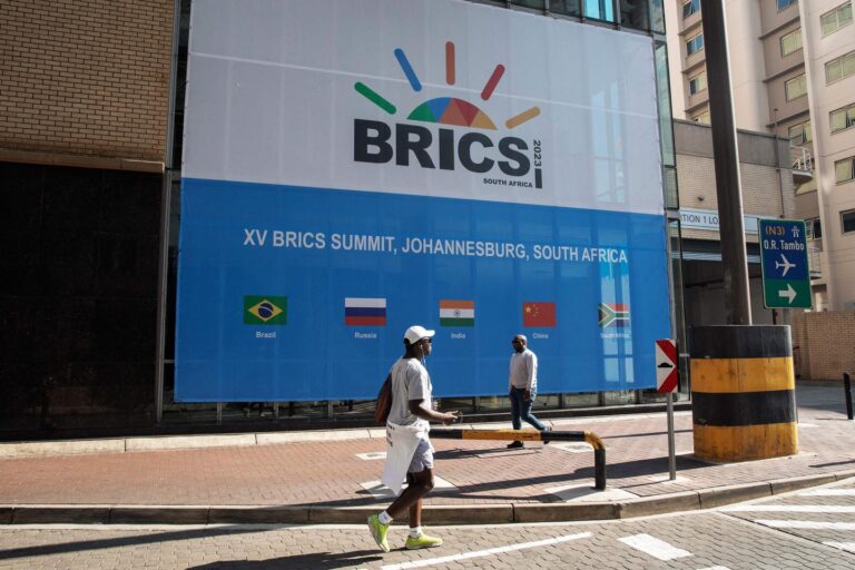 Pourquoi les BRICS veulent réduire leur dépendance au dollar