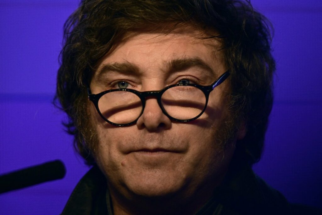 Após derrota de Milei nas eleições de Buenos Aires, mercado dá uma guinada em sua avaliação sobre Argentina