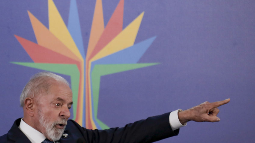 Ninguém determinou que o dólar é a moeda padrão, diz Lula