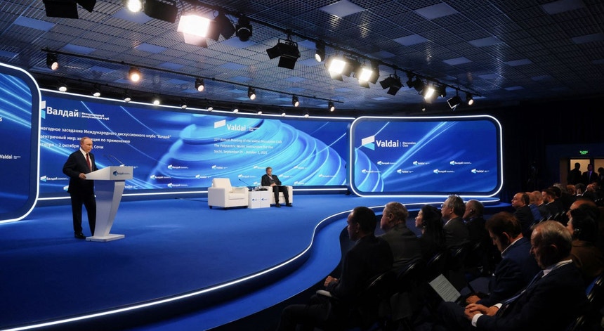 Vladimir Putin promete resposta rápida a militarização "histérica" da Europa