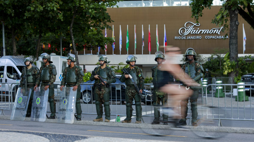 Brics enche o Rio de blindados e militares armados; veja imagens