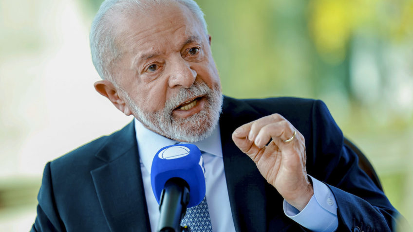 Não sou obrigado a comprar dólar para negociar com outros países, diz Lula
