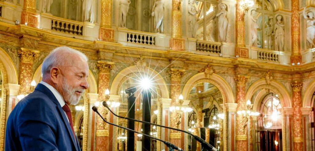 “Estou levando de volta ao Brasil R$ 100 bilhões em investimentos", diz Lula, na França