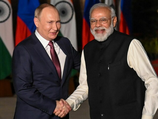 Putin heads to India with eye on military, energy ties