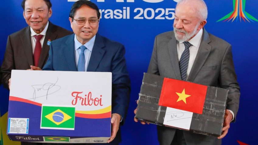 Lula celebra acordo com Vietnã com caixa da Friboi