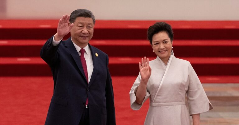 Quién es Peng Liyuan, la soprano que se convirtió en primera dama del régimen chino y conquistó la diplomacia internacional