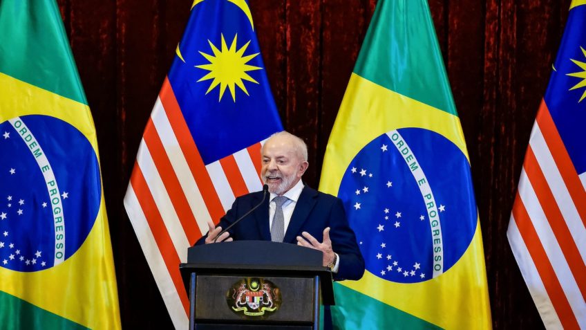 “Andar de cabeça erguida é mais importante que Nobel”, diz Lula