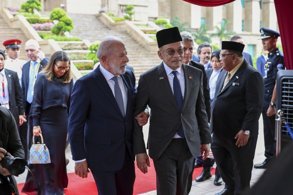 Brazilian President Lula receives official welcome in Malaysia ahead of Asean Summit