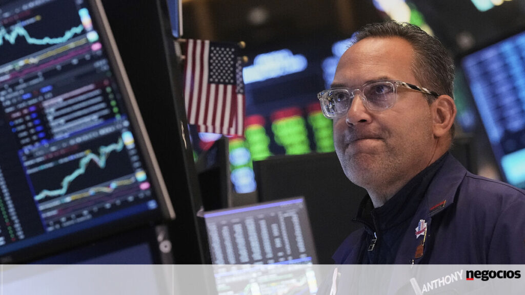 Cartas de Trump com tarifas atiram Wall Street para o vermelho