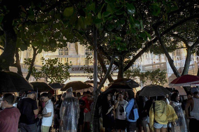 Lady Gaga chega ao Brasil e é recebida por fãs no hotel sob chuva