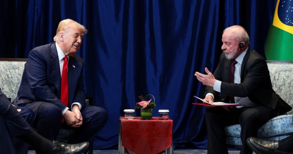 Trump manifestó su optimismo por lograr acuerdos “muy buenos” con Brasil durante su encuentro con Lula en Asia