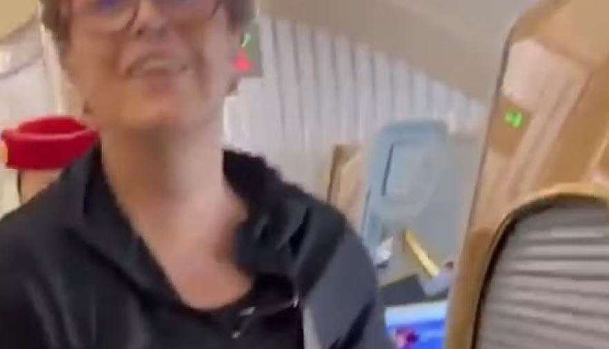 Dilma Rousseff rebate passageira que questionou viagem em primeira classe: 'Sou presidente de banco'