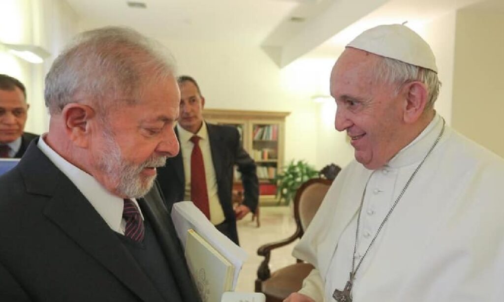 Janja, Barroso e 12 parlamentares: veja quem estará na comitiva de Lula para o funeral do Papa Francisco