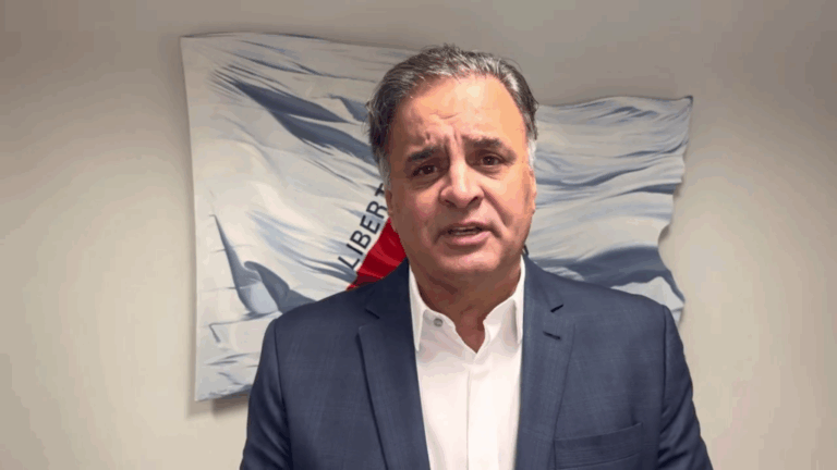 Aécio ironiza ida de Dilma para a China