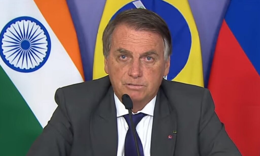 Após críticas à Coronavac, Bolsonaro elogia parceria com a China para a produção de vacinas