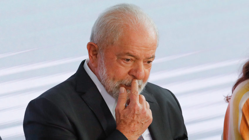 Chineses pedem, e Planalto enxuga pauta da viagem de Lula