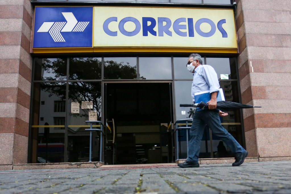 Presidente dos Correios pede demissão após prejuízo de R$ 1,7 bilhão no 1º trimestre; cargo é cobiçado por Alcolumbre