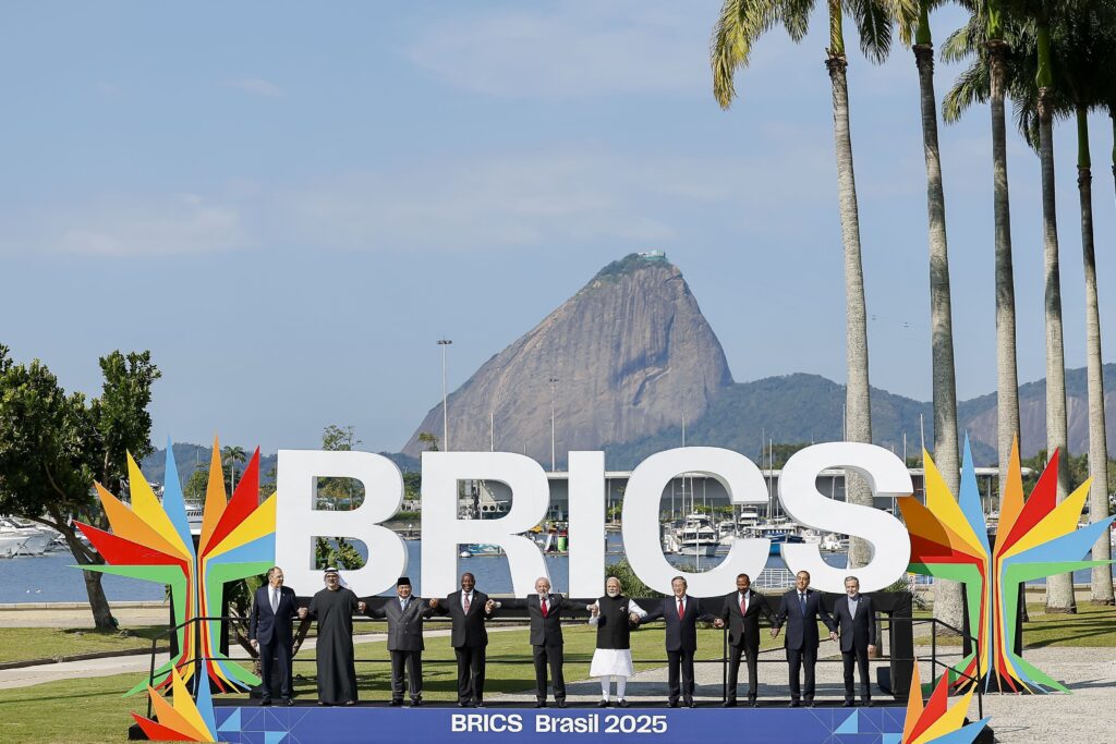 Trump diz que Brics vai acabar rapidamente se bloco ameaçar dólar