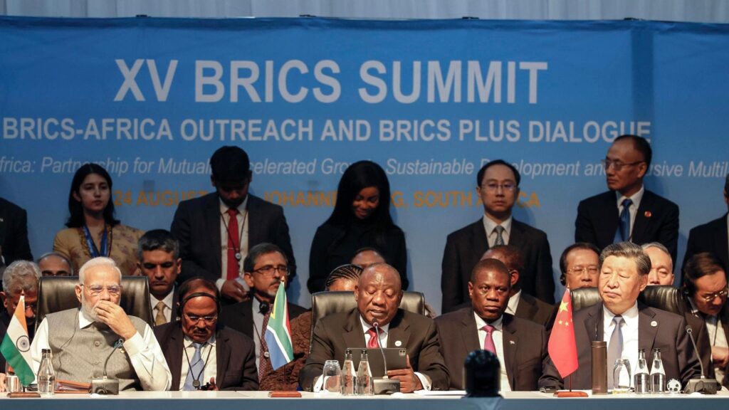 Brics, l’asse Xi-Putin sfida l’Occidente: il gruppo si allarga. Entrano i due avversari Iran e Arabia Saudita