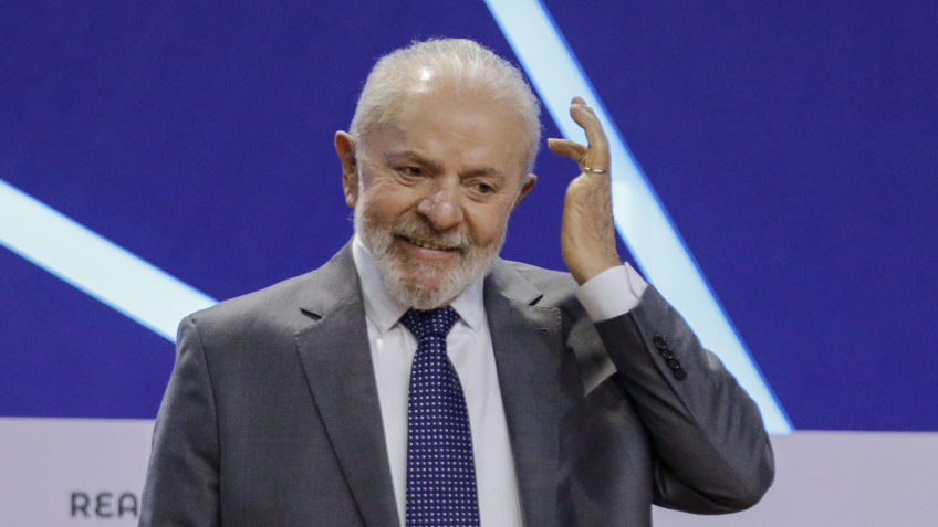 Lula cortava unhas do pé quando caiu em banheiro do Alvorada